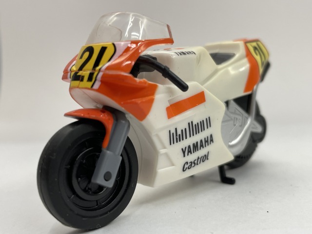 ■★サントリーボス　走る！最速バイクコレクション　MotoGP　YAMAHA　1987　YZR500　平　忠彦_画像1