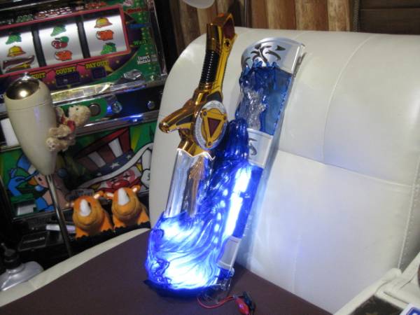 牙狼 ガロ 実機役物加工品 剣 フィギュア LED点灯 家庭用コンセントタイプ Yahoo!オークション - ラスト1点物 即決価格 信工房 ガロ 牙狼