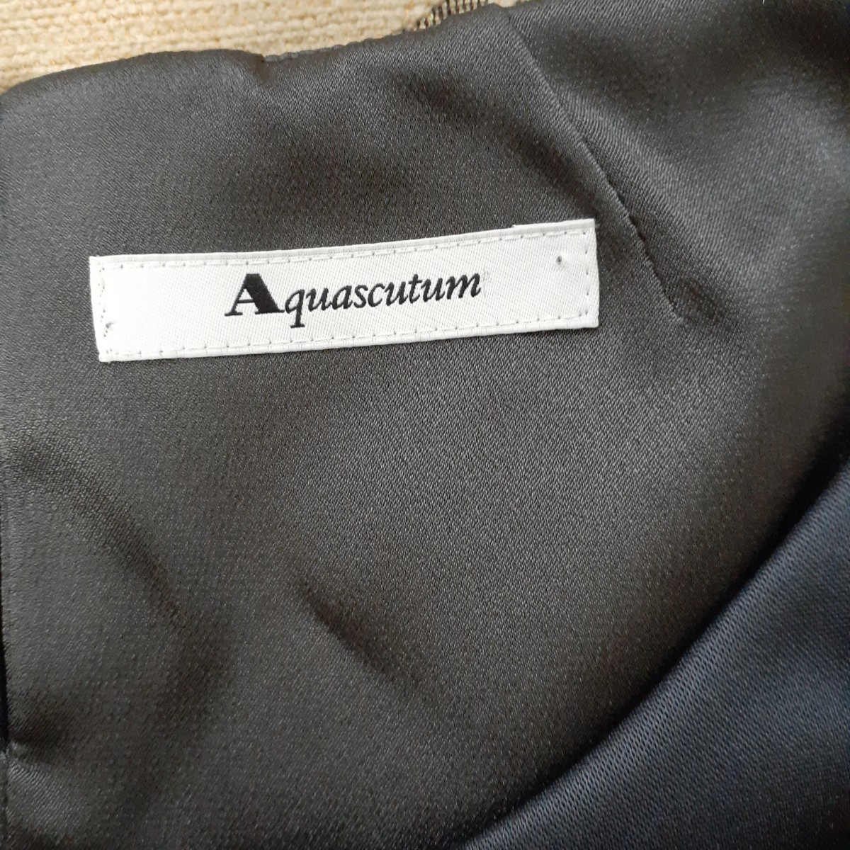 Aquascutum 黒色の洗練させたワンピース