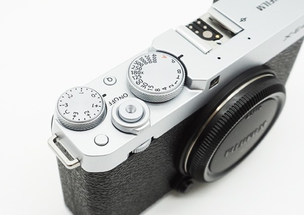 ◇美品【富士フイルム】FUJIFILM X-E4 ボディ ミラーレス一眼カメラ