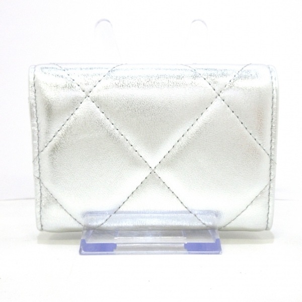 シャネル CHANEL 3つ折り財布 AP1789 CHANEL 19 ラムスキン シルバー