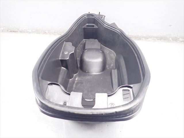 βDE23-1 SYM シム RV125I RFGLF12W79S 動画有 純正 メットインボックス インナー 破損無し！_画像3