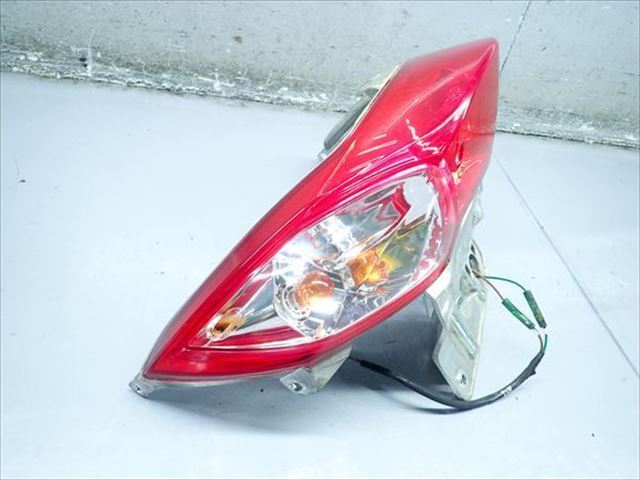 βCO12-2 SYM RV125I RFGLE12W FI車 純正 テールランプ レンズ 割れ無し！正常！_画像2