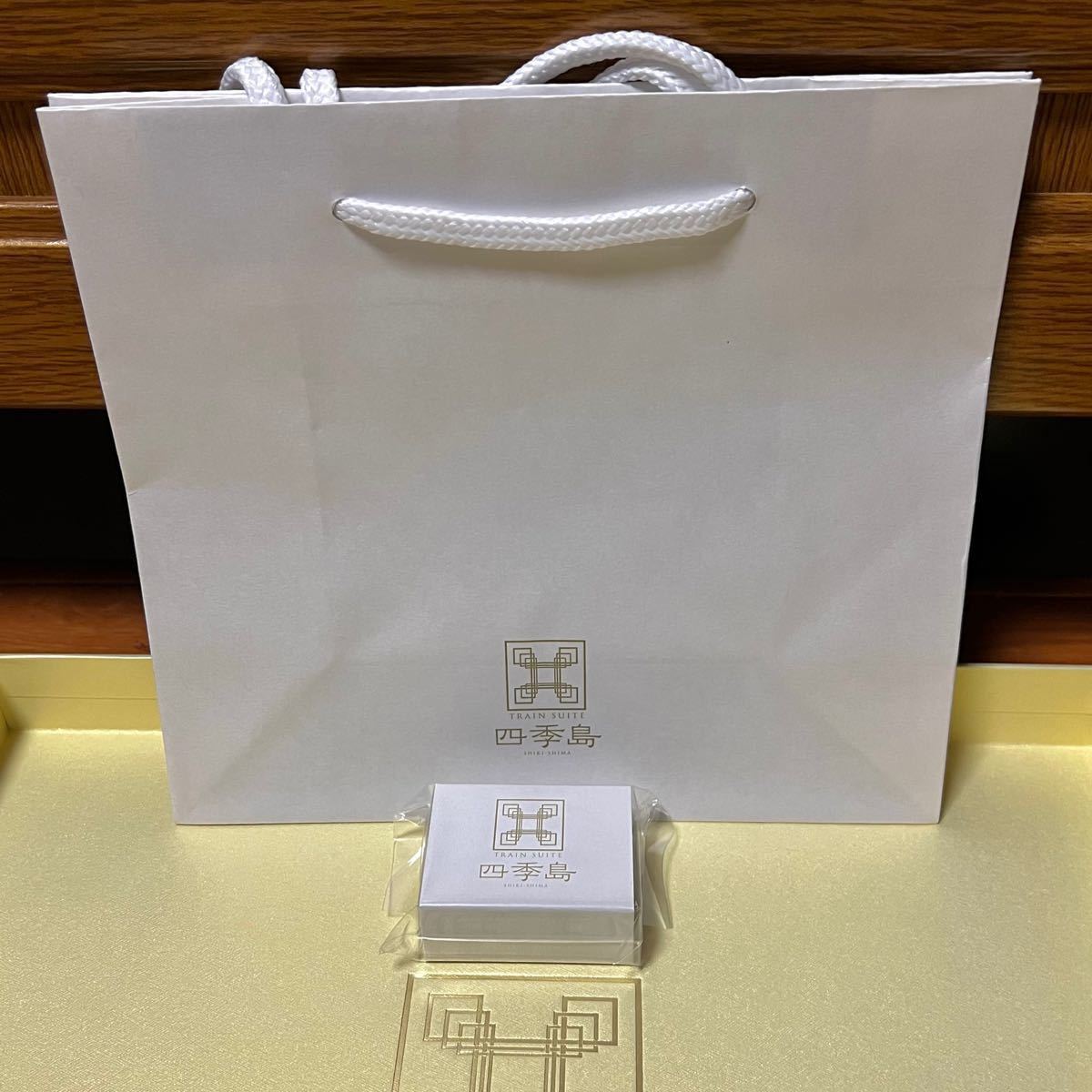 PayPayフリマ|TRAIN SUITE 四季島 オリジナルピンバッジ 車内限定販売品 レア ピンズ 鉄道 四季島5周年 バッジ PayPayフリマ|TRAIN SUITE 四季島 オリジナルピンバッジ 車内限定販売品 レア ピンズ 鉄道 四季島5周年 バッジ