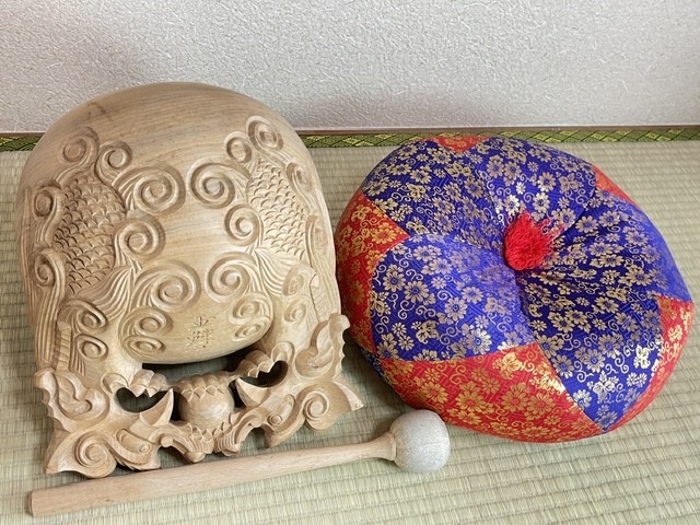 木魚 龍彫 楠木彫木魚 玉鱗工 布団 バチ付 木魚サイズ:33cm 寺院 仏具