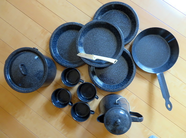 キャンプ調理用品食器類　一式　鍋、フライパン、湯沸かしポット、お皿、マグカップ、ナイフ_画像1