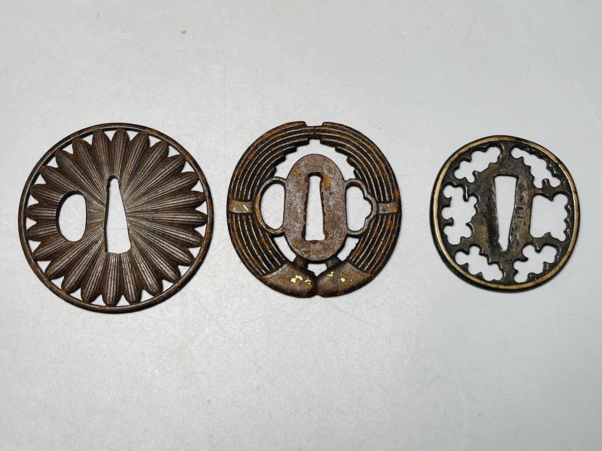 鉄鍔 3点 透かし 江戸時代 約71/65×64/59×55mm 重さ約82.5/95.5/43.2g 鉄地透鍔縁頭 黒漆塗鞘鉄地丸形 検)鍔/縁頭/目貫/小柄/刀装具_画像1