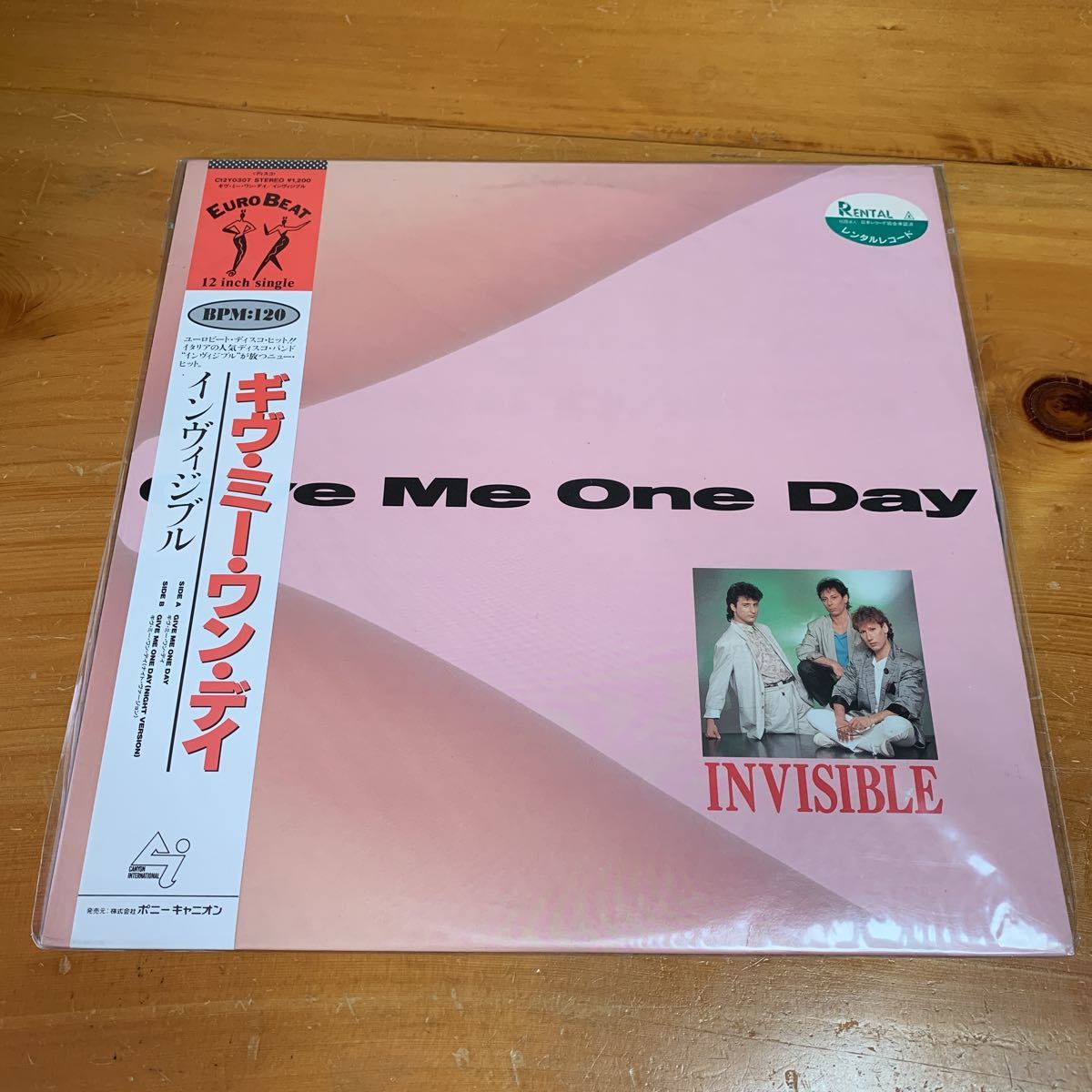レンタル落ち 12インチシングル レコード インヴィジブル　 Invisible ギヴ・ミー・ワン・デイ Give Me One Day 帯付 中古品 美品 送料無料_画像1