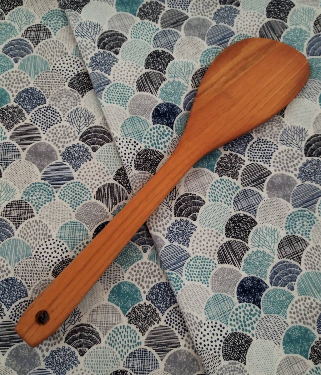 岩手県産のヤマザクラを使って作られました　『ターナー』です。木工職人さん手作りの品です。