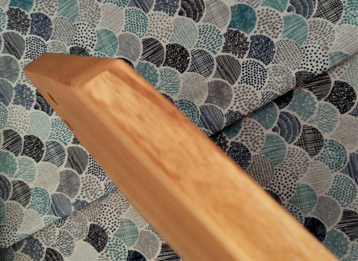 岩手県産のケヤキ材を使った、カッティング・ボード　『魚』（小）　木工職人さん手作りの品です。