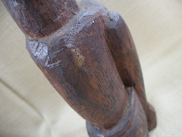 木彫りの置物 顔と体のバランスが面白いです 汚れキズあり 高さ23.5㎝ 横8㎝ tm2209-27-8