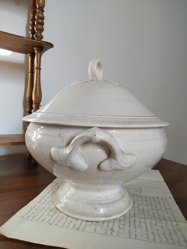 ☆フランスアンティーク 素敵な 白い クレイユモントロー スー