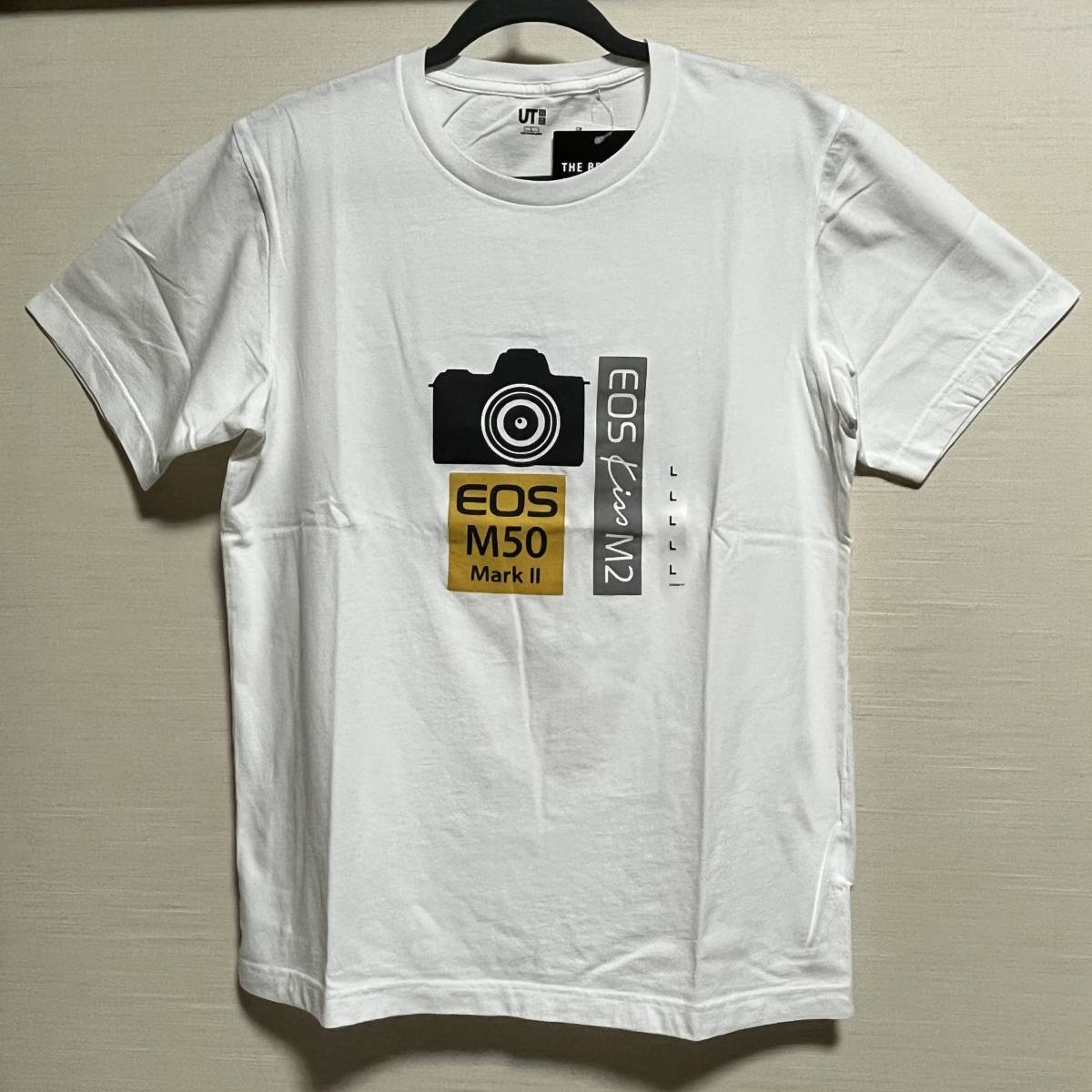 UNIQLO(ユニクロ) - MEN ザ・ブランズ カメラ UT グラフィック Tシャツ Canon EOS M50 Mark II 白色 Lサイズ (タグ付き未使用人気完売品)_画像1