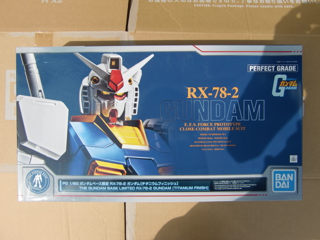 バンダイ ガンダムベース限定 PG 1/60 RX-78-2 ガンダム[チタニウム