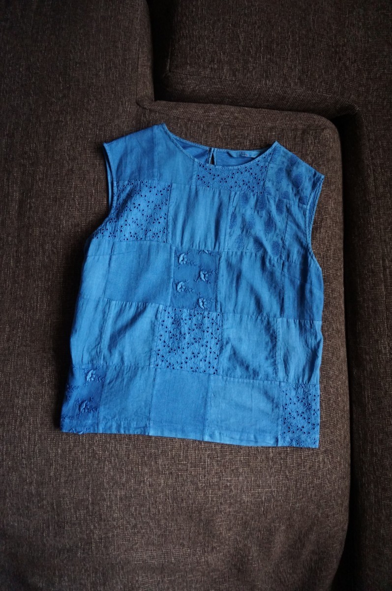 ★鮮やかなパッチワーク使い◎藍染めの素朴な佇まいも美しいノースリーブ シャツ ブラウス★45rpm 45R インディゴ染め 即決 Tシャツの画像2