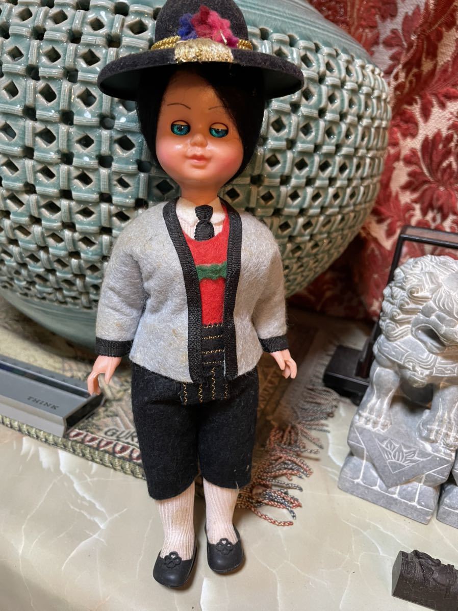 青い目の人形 外国の人形 オーストラリア　ヨーロッパ東欧で購入　チロル地方わ男の子 昭和レトロ ドール_画像1