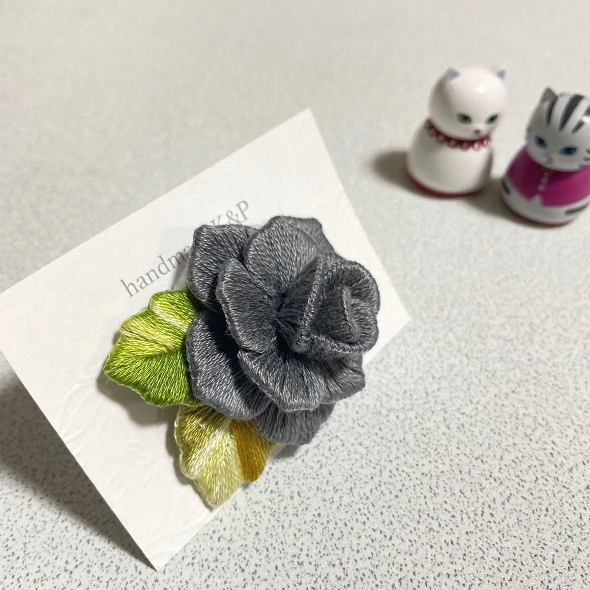 薔薇ブローチ  刺繍ブローチ  立体刺繍  ライトグレー