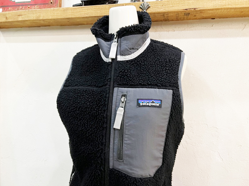 Q61★patagonia/パタゴニア Women's クラシックレトロX ボアフリースベスト 23083 ブラック×チャコール XSサイズ アウトドア キャンプ ★_画像2