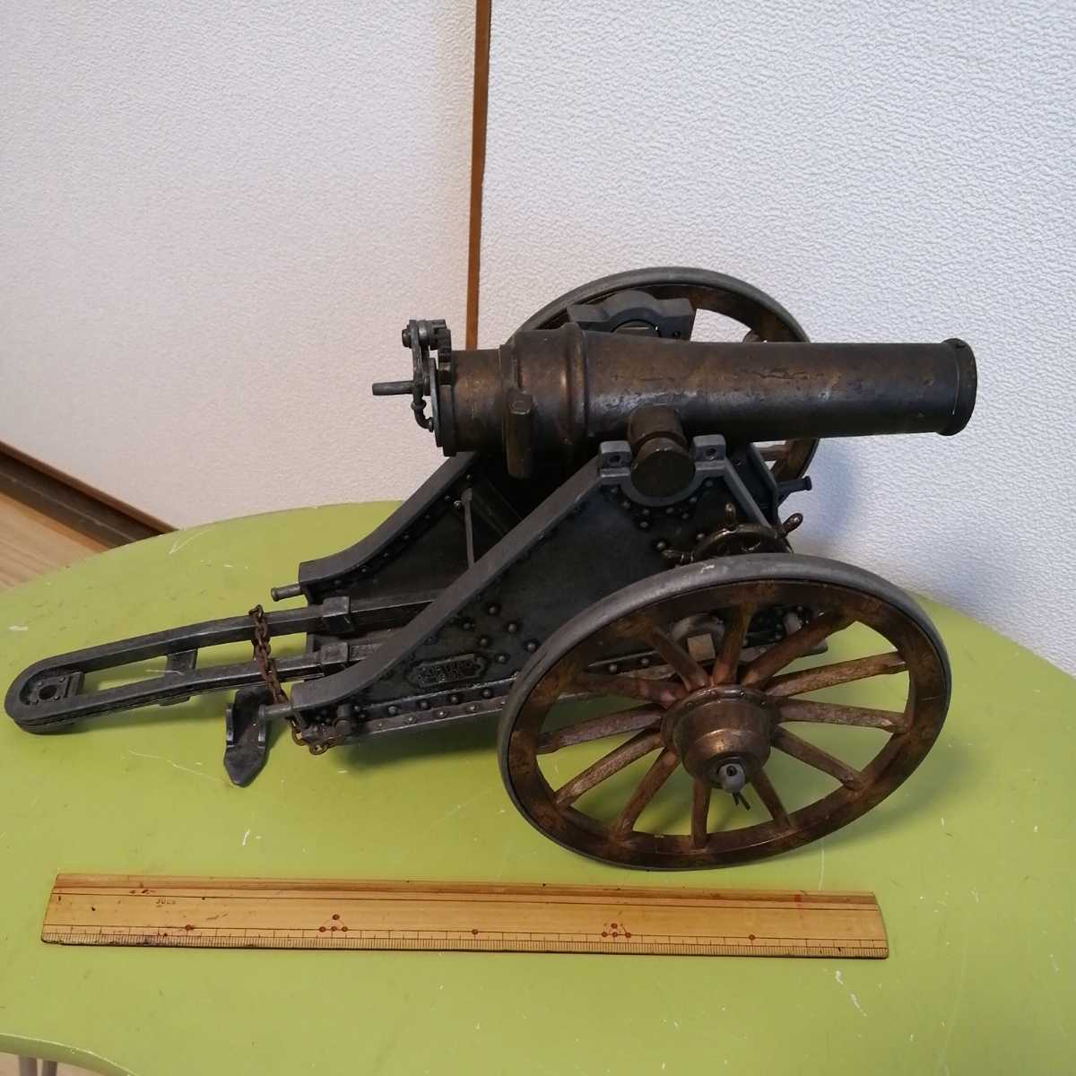 大型大砲。鉄と真鍮で、MORTERO1895とプレートあります。全てが、動き