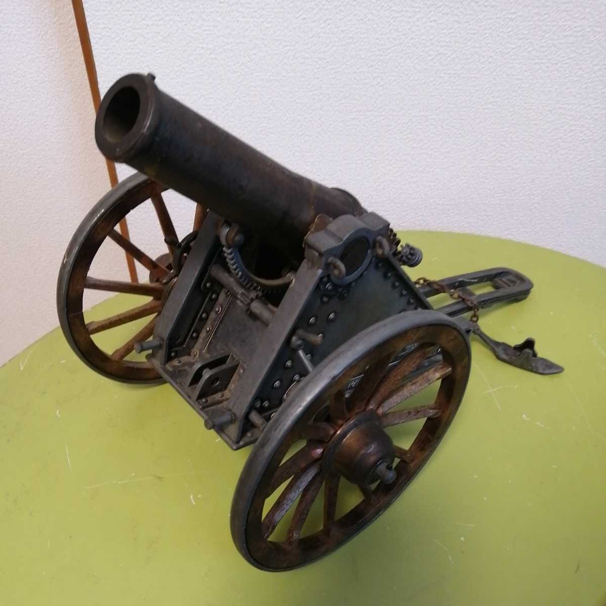 イギリスで 大型大砲。鉄と真鍮で、MORTERO1895とプレートあります