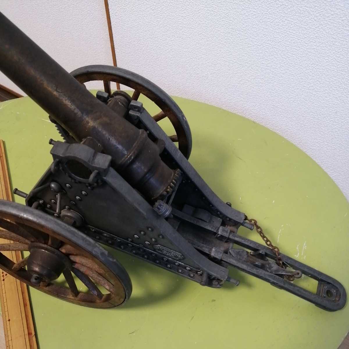 イギリスで 大型大砲。鉄と真鍮で、MORTERO1895とプレートあります