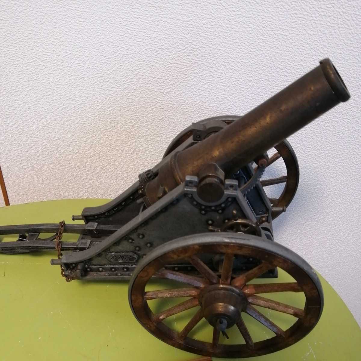 大型大砲。鉄と真鍮で、MORTERO1895とプレートあります。全てが、動き