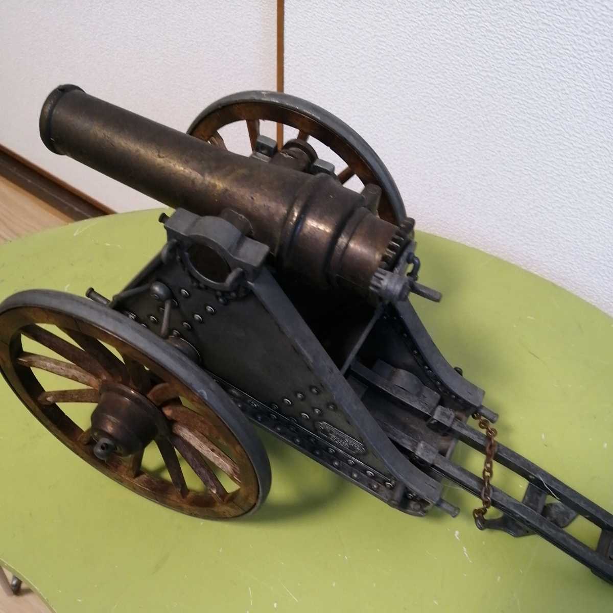 イギリスで 大型大砲。鉄と真鍮で、MORTERO1895とプレートあります