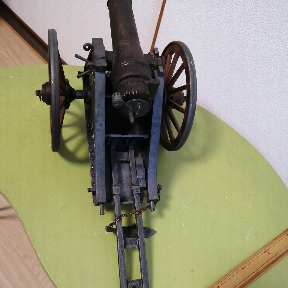 イギリスで 大型大砲。鉄と真鍮で、MORTERO1895とプレートあります