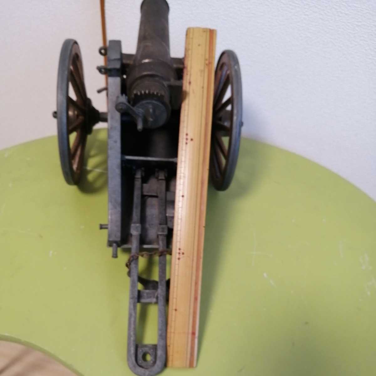 大型大砲。鉄と真鍮で、MORTERO1895とプレートあります。全てが、動き