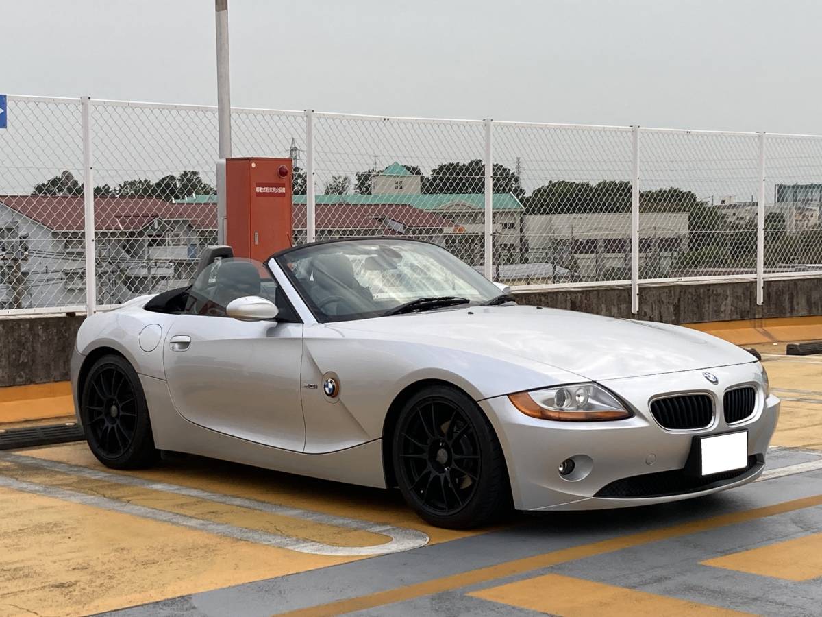 【カスタム多数】BMW Z4 3.0i●チタンシルバー/黒本革【車検R5/1】内装カスタム/ARQRAYマフラー/OZ18AW/カロナビ/地デジTV/ETC【超美車】_スタイルと音にこだわった大人のカスタム