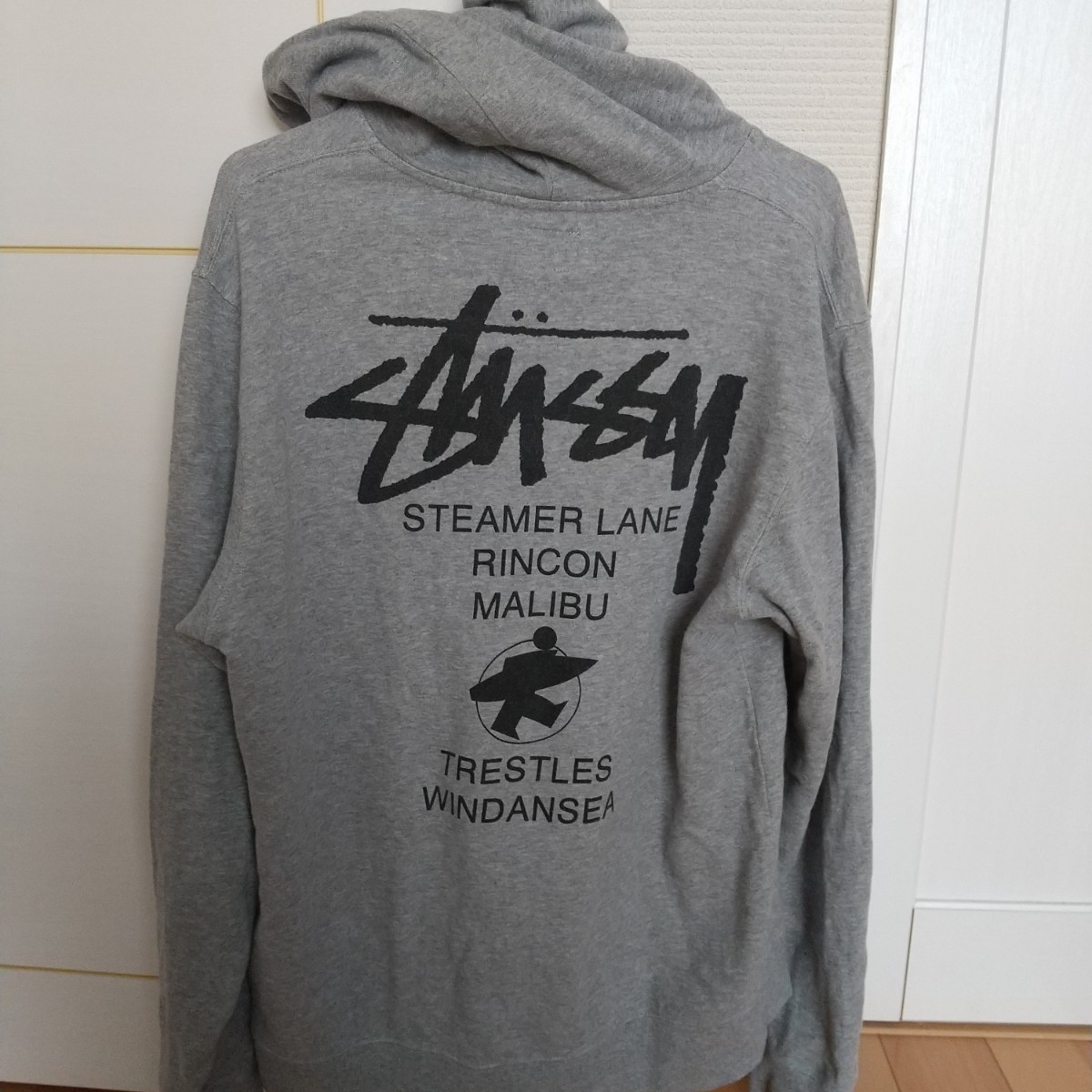 STUSSY グレー 【希少モデル】ステューシー 両面プリント入り パーカー