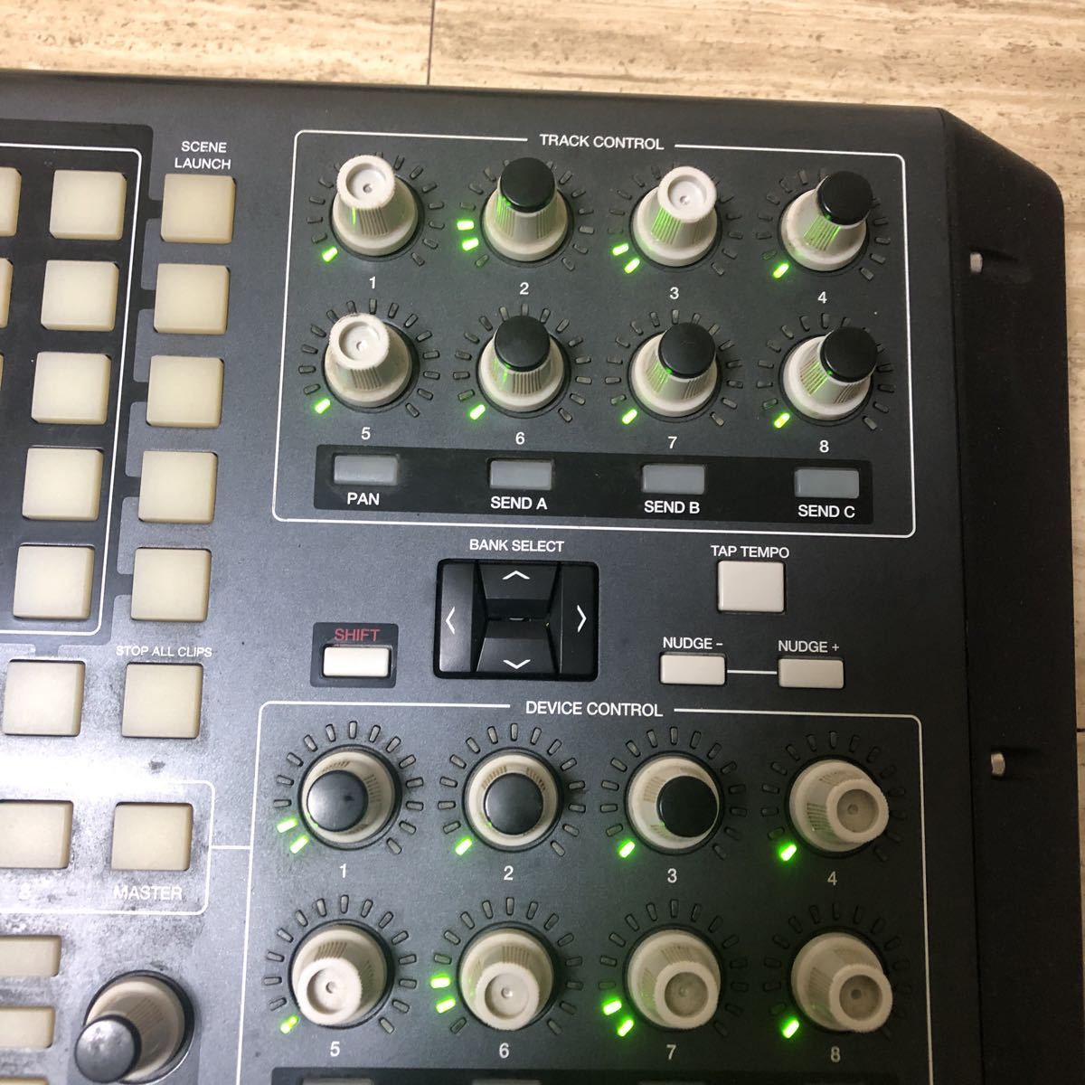 AKAI/アカイ APC40 MIDI コントローラー Ableton アダプター付き AKAI/アカイ APC40 MIDI コントローラー Ableton アダプター付き