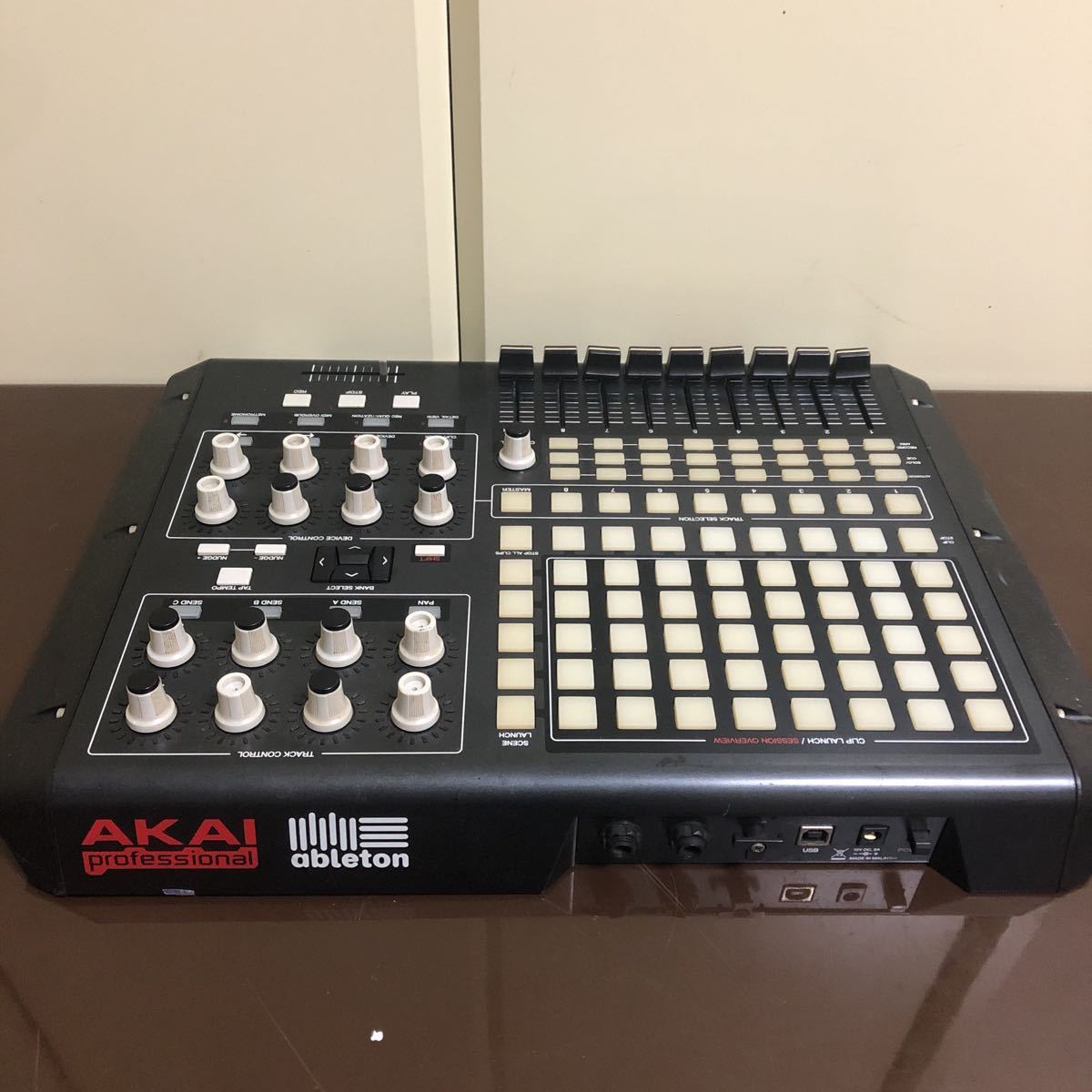 AKAI/アカイ APC40 MIDI コントローラー Ableton アダプター付き AKAI/アカイ APC40 MIDI コントローラー Ableton アダプター付き