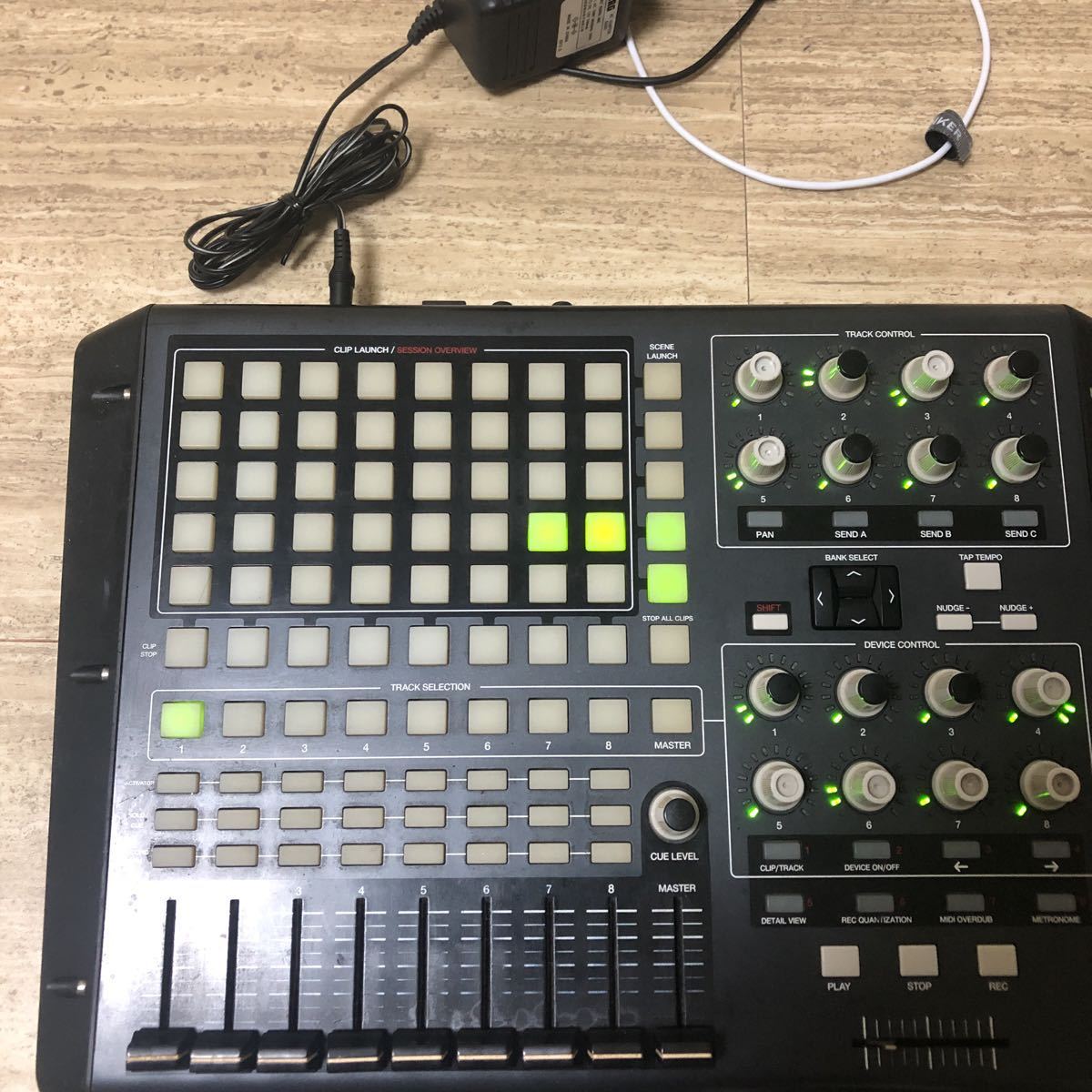 AKAI/アカイ APC40 MIDI コントローラー Ableton アダプター付き AKAI/アカイ APC40 MIDI コントローラー Ableton アダプター付き
