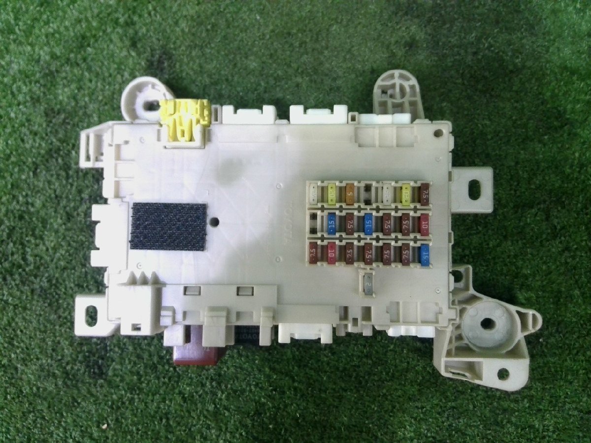 セルシオ DBA-UCF31 UCF30 UCF20 パッセンジャーサイドジャンクションブロック C 3UZ-FE H17年 82730-50130_画像3