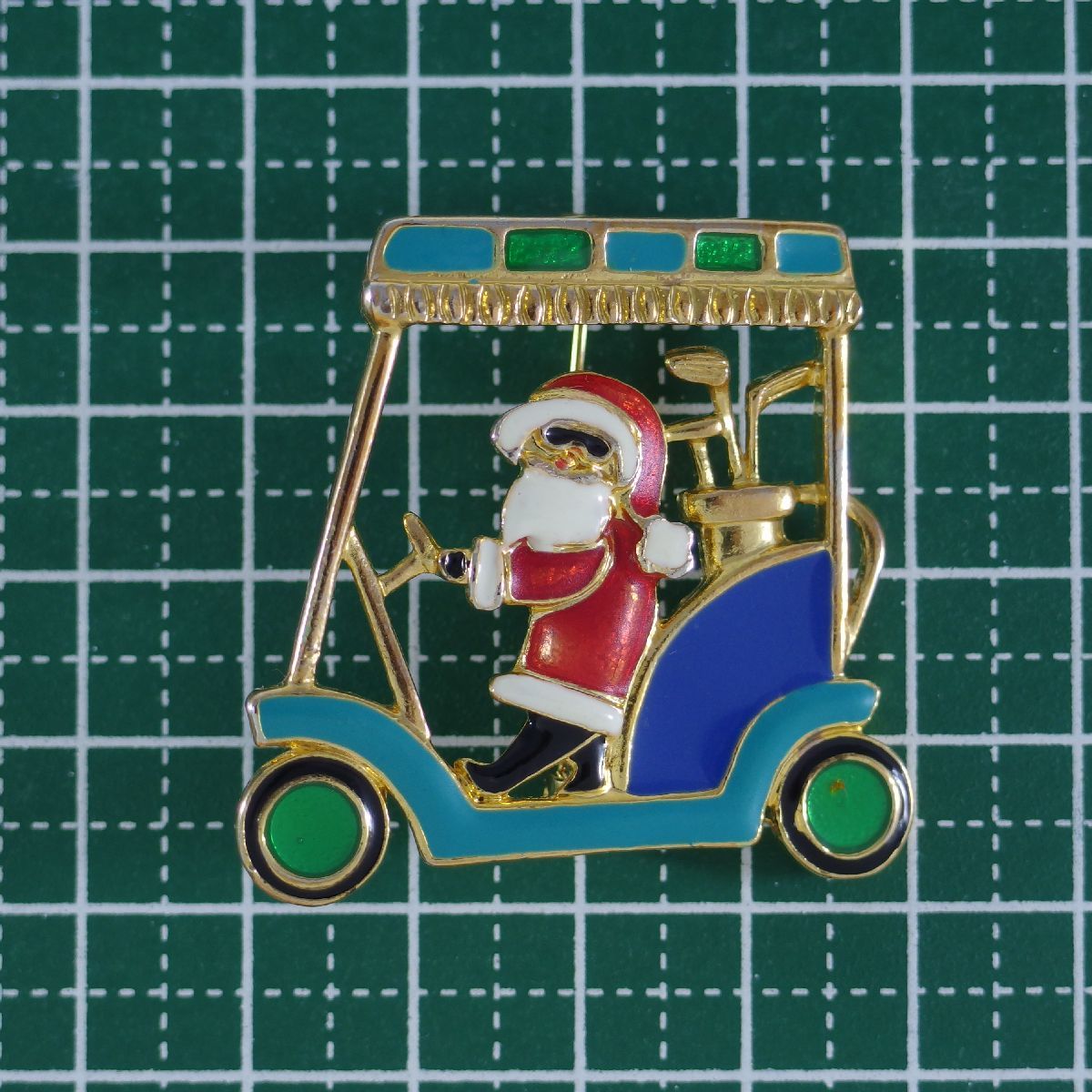 A8100◆【TC】◆ ゴルフカートを運転するサンタクロース * クリスマス ◆ ヴィンテージブローチ ◆_画像4