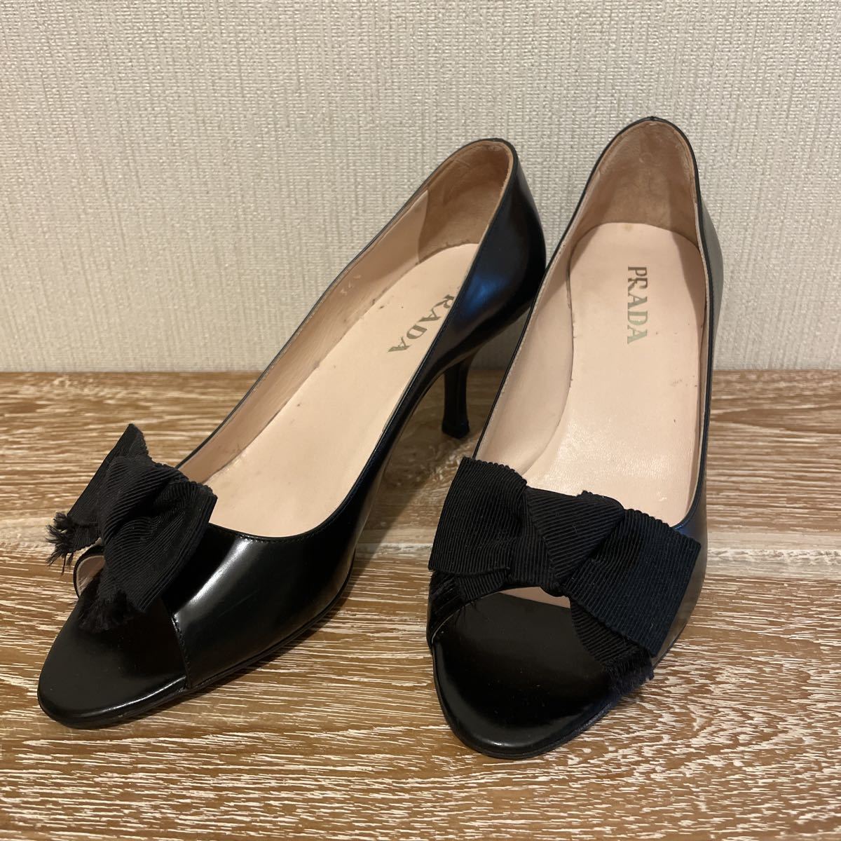 返品?交換対象商品】 1回着用 PRADA 23.5 プラダ 黒リボンローヒール