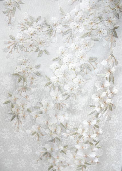特選品 総刺繍振袖 白黒 f-244 尾峨佐染繍 桜柄 絹100% 新品 未仕立て品 総刺繍振袖_画像8