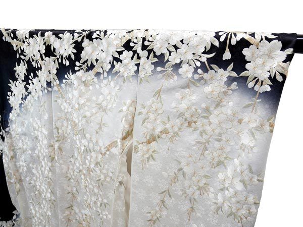 特選品 総刺繍振袖 白黒 f-244 尾峨佐染繍 桜柄 絹100% 新品 未仕立て品 総刺繍振袖_画像7