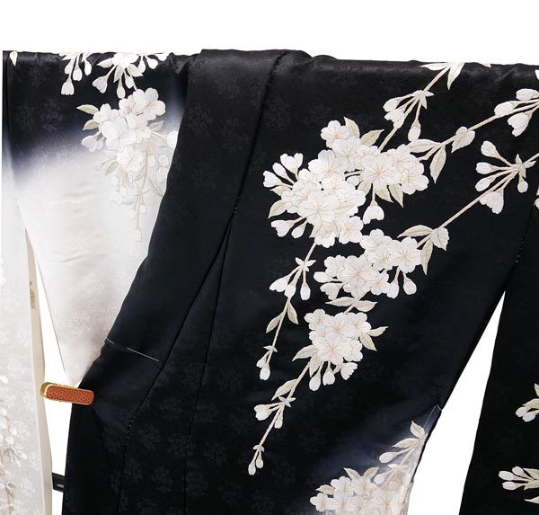 特選品 総刺繍振袖 白黒 f-244 尾峨佐染繍 桜柄 絹100% 新品 未仕立て品 総刺繍振袖_画像6