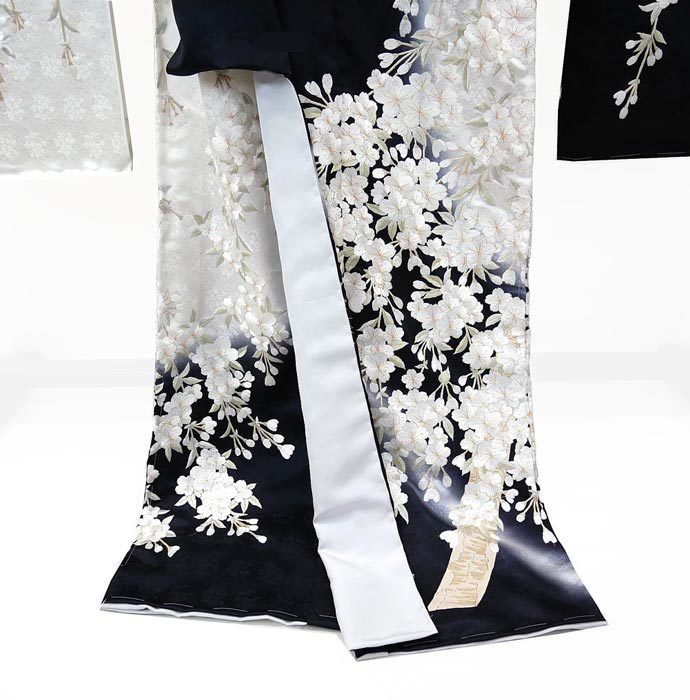 特選品 総刺繍振袖 白黒 f-244 尾峨佐染繍 桜柄 絹100% 新品 未仕立て品 総刺繍振袖_画像3