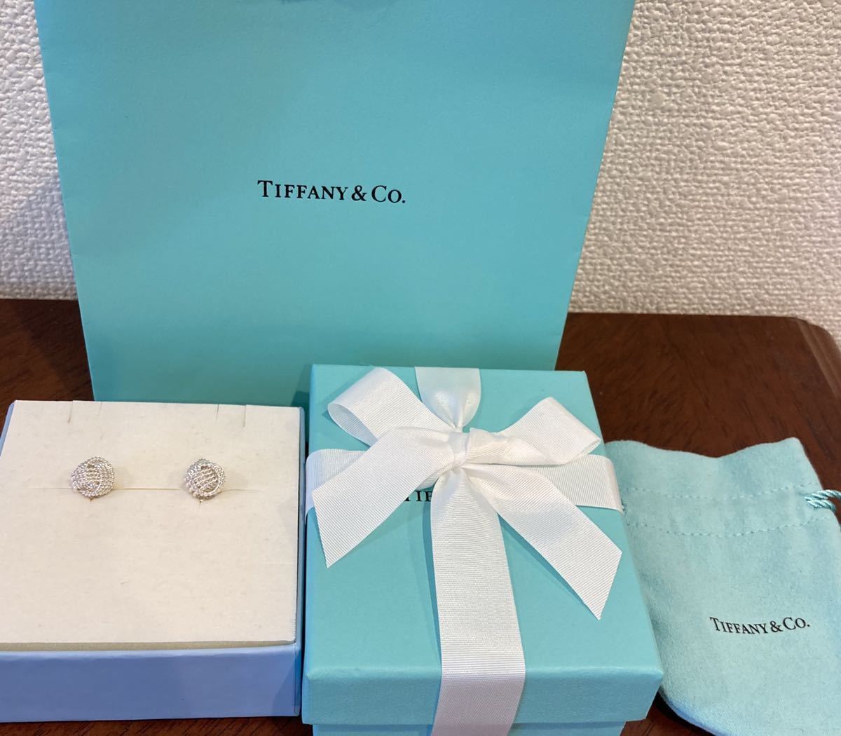 新品 正規品 ティファニー tiffany&co ピアス ツイストボール メッシュ シルバー ケース 巾着 紙袋 リボン ギフト メッシュボール_画像6