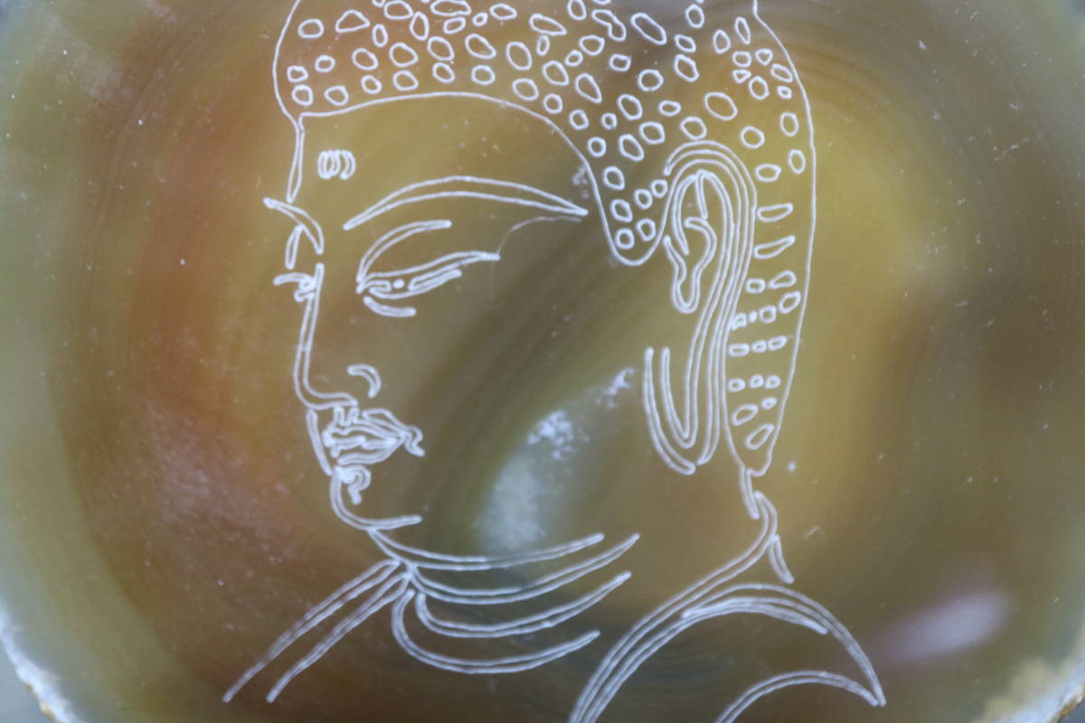 パワーストーン 瑪瑙スライス マット釈迦仏面彫 皿立て付き_画像2