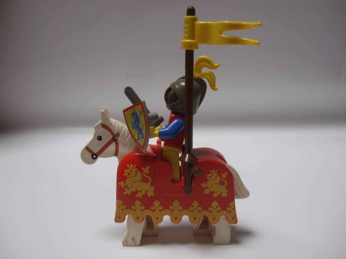  Lego Castle series lion Night . horse equipment ornament horse weapon 10 character army feather decoration parts ... horse Mini figLEGO yellow lion horse armour 