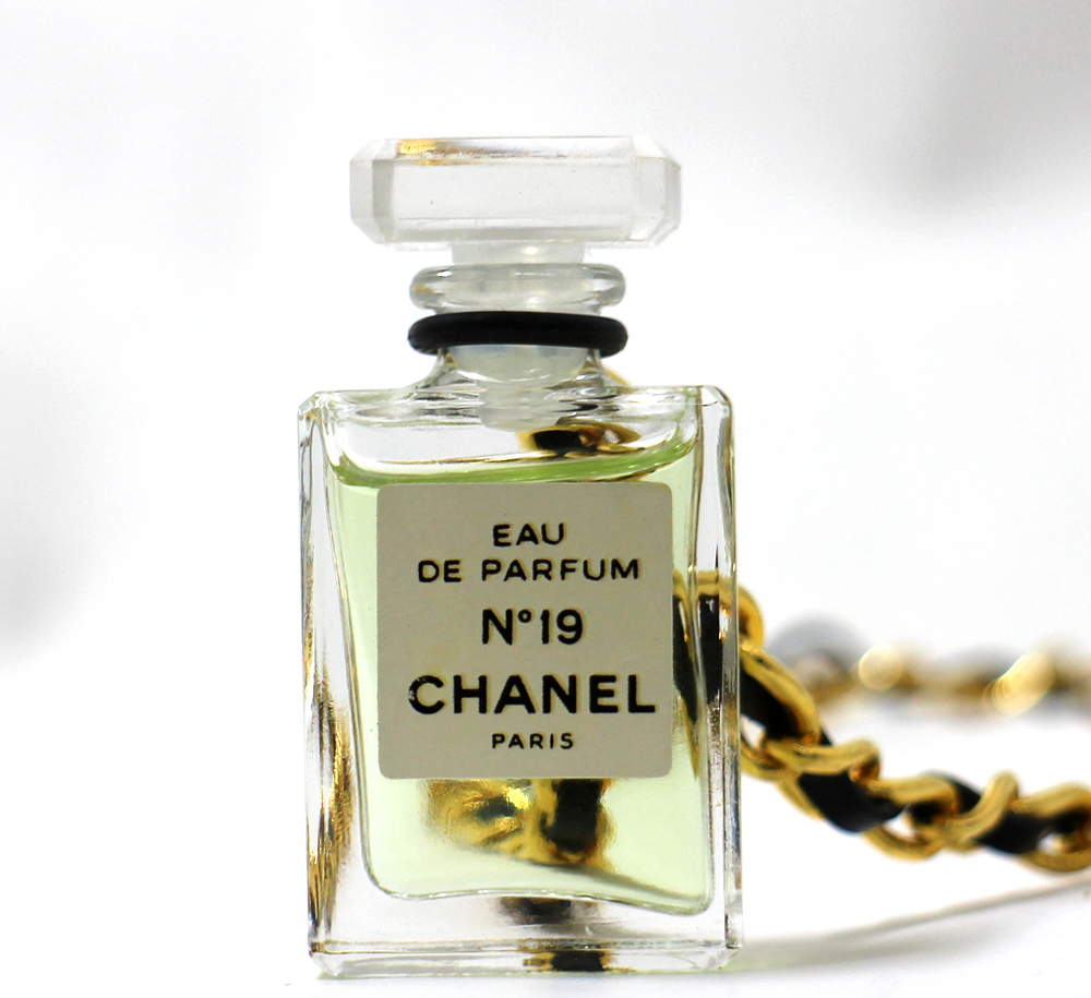 【CHANEL】シャネル　香水　N°19 モチーフ ネックレス　レザー×GP　フレグランス