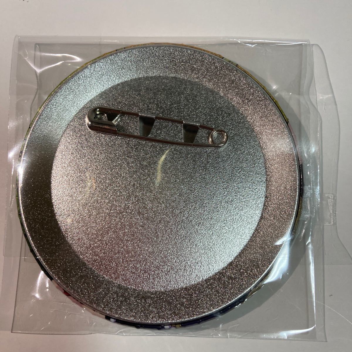 ツイステ スケアリーモンスターズ ホログラム缶バッジ シルバー ツイステ スケアリーモンスターズ ホログラム缶バッジ シルバー
