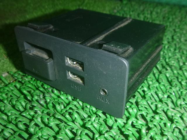 デミオ LDA-DJ5FS SDカード・USBスロットル/SDカード・USBソケット/SDカード・USBポート D09H-669U0の画像5