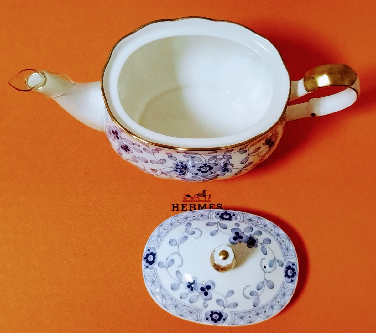 ★新品【NARUMI  BON CHINA】☆《MILANO》「梅の花」と「七宝」　シリーズ.ティーポット