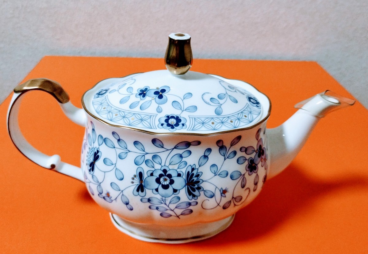 ★新品【NARUMI  BON CHINA】☆《MILANO》「梅の花」と「七宝」　シリーズ.ティーポット