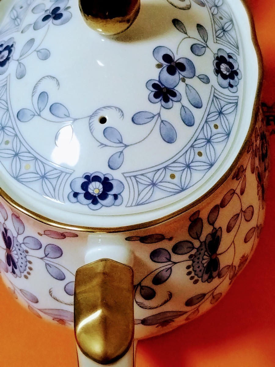 ★新品【NARUMI  BON CHINA】☆《MILANO》「梅の花」と「七宝」　シリーズ.ティーポット